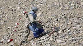 Un esperto individua una mina anti-uomo in Afghanistan
