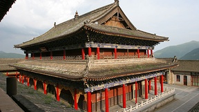 Immagine del tempio Jin'ge, Mont Wutai, Cina, con il caratteristico tetto a pagoda. Patrimonio mondiale dell'Umanità UNESCO.