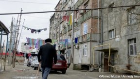 anziano passeggia per le strade di Baku, Azerbaijan