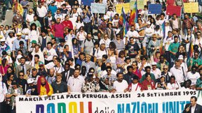 Marcia per la Pace Perugia-Assisi, 24 settembre 1995. Una foto panoramica dell'inizio del corteo con lo stricione di apertura che recita "Noi, popoli delle Nazioni Unite".