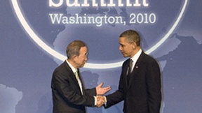 Barack Obama e Ban Ki Moon si stringono la mano al Vertice sulla sicurezza nucleare, tenutosi al Washington il 12 e 12 aprile 2010