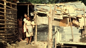 Persone che vivono all'interno di baracche in una favela di San Salvador, Brasile