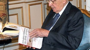 Il Presidente Giorgio Napolitano osserva la prima edizione dell'Annuario Italiano dei Diritti Umani, Palazzo del Quirinale, Roma, 30 novembre 2011