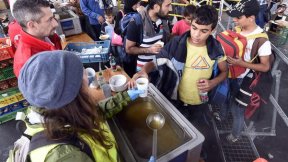 Volontari distribuiscono cibo ai rifugiati in Austria