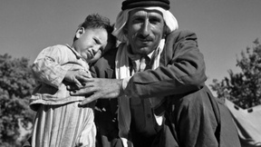 Un uomo palestinese con suo figlio in un campo di Damasco, 1948