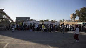 Rifugiati dalla Somalia, Siria ed Eritrea salgono a bordo di un autobus presso la struttura di raccolta e partenza dell'UNHCR a Tripoli, aprile 2019