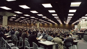Sessione plenaria dei delegati durante i lavori della Conferenza delle Nazioni Unite sull'ambiente e lo sviluppo, Rio de Janeiro, 1992.