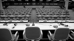 Foto in bianco e nero che ritrae la sala vuota dove si sono svolti i lavori in pleanaria della Conferenza delle Nazioni Unite sull'ambiente e lo sviluppo, Rio de Janeiro, 1992.