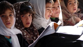 Gruppo di ragazze studentesse afghane con hijab mentre leggono