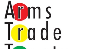 Sfondo bianco, in alto logo delle Nazioni Unite, al centro scritta "Trattato sul commercio d'armi" con alcune lettere dentro cerchi colorati.