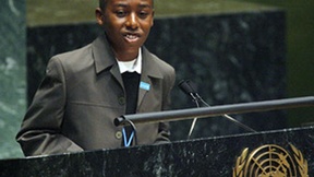 foto di un bambino che fa un discorso pubblico