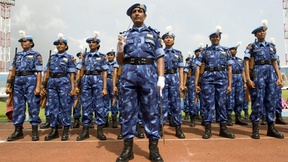Un gruppo di ufficiali donne, in mimetica azzurra, appartenenti al contingente indiano della Missione delle Nazioni Unite in Liberia (UNMIL), durante una parata.