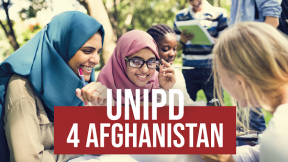 Un gruppo di studentesse afghane studiano e discutono insieme
