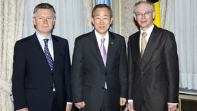 Foto istituzionale del Segretario Generale delle Nazioni Unite Ban Ki Moon con l'ex Primo Ministro del Belgio Achille Van Rompuy (ora Oresidente del Consiglio Europeo) e il Ministro degli Esteri del Belgio Karel de Gucht.