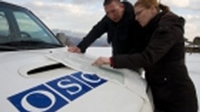 La squadra di monitoraggio dell'OSCE durante una missione sul campo lungo il confine nord nella regione Tetoyo, 15 marzo 2010