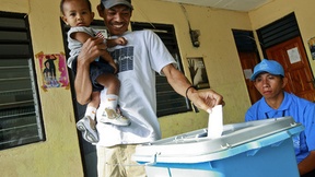 Un cittadino di Timor Est con un bambino in braccio durante l'elezioni del Consiglio Nazionale, 9 ottobre 2009.