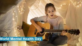 Una ragazza suona la chitarra e canta, si legge la scritta "World Mental Health Day" 