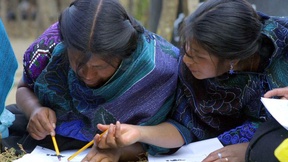 Donne del Chiapas (Messico) che imparano a scrivere grazie al programma della ONG Alternativa Solidaria (Alsol), che si batte contro l'analfabetismo in collaborazione con l'UNESCO.