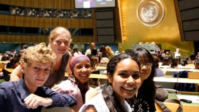 Primo piano di alcuni ragazzi nella sala dell'Assemblea Generale delle Nazioni Unite, in occasione del lancio dell'Anno Internazionale della Gioventù, New York, 12 agosto 2010