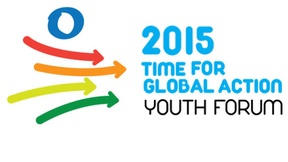 sfondo bianco, a sinistra un cerchio azzurro e quattro frecce colorate che puntano verso la scritta a destra "2015 tempo per un'azione mondiale, forum dei giovani"