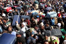 Migliaia di persone con pacchi e valigie tentano di lasciare la Libia al confine con la Tunisia