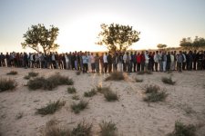 Centinaia di rifugiati libici in fila per il cibo al confine con la Tunisia