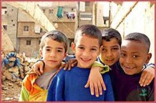 Immagine ddi bambini palestinesi, dalla locandina "Coloriamo i sogni di bambini e bambine", 2010