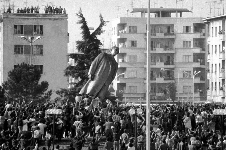 statua-di-enver-hoxha_opt-768x512-1