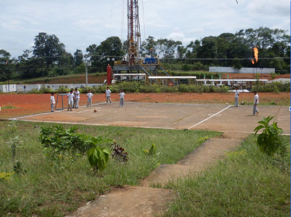 Scene di vita quotidiana in una zona di sacrificio: a El Eno, nella provincia di Sucumbíos, in Ecuador, un gruppo di bambini gioca in una scuola situata accanto a una piattaforma petrolifera, dove avviene il gas flaring (maggio 2019). Successivamente, la scuola è stata chiusa e trasferita altrove.