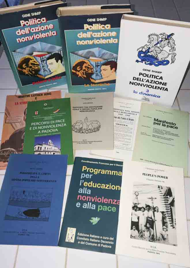 Piccola raccolta di pubblicazioni: alcune sono state prodotte direttamente dal MIR di Padova, di altre è stata fatta la traduzione (ad es. il libro di G. Sharp poi edito dal Gruppo Abele)