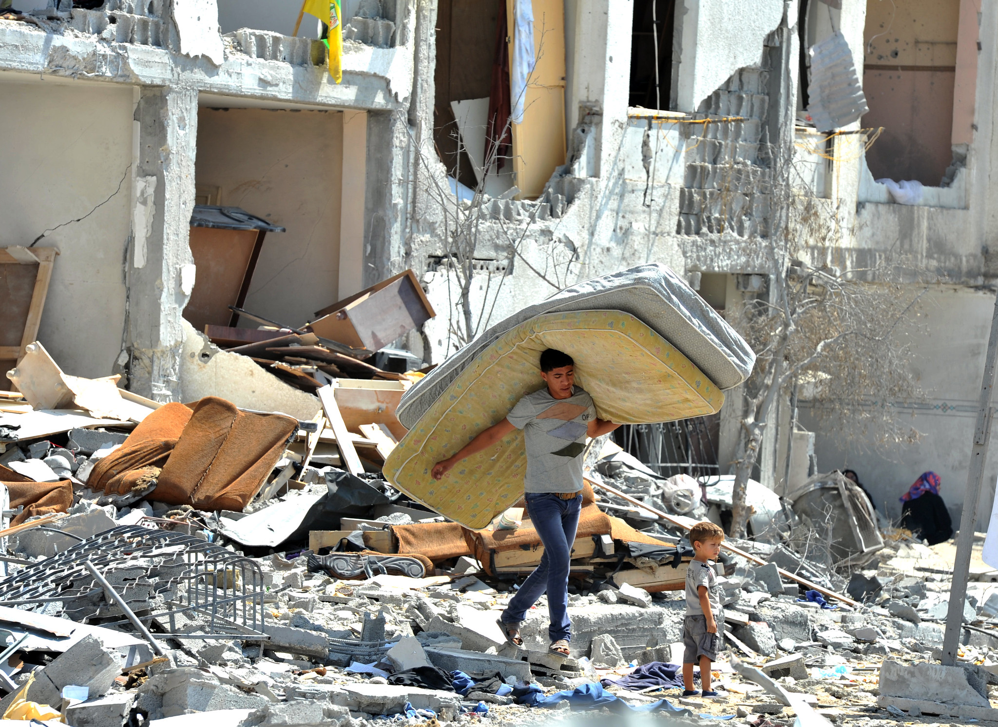 Un palestinese cerca tra le macerie della sua casa distrutta dopo essere stata colpita da bombardamenti israeliani a Towers Al-andaa - nel nord della Striscia di Gaza.