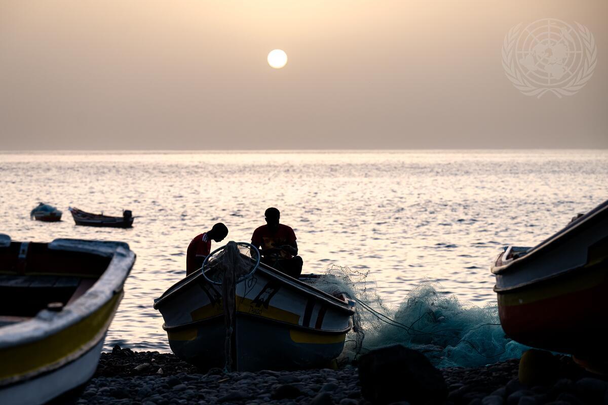 Due pescatori nella loro barca a Rincao, Capo Verde.

L'idea alla base del concetto di Economia Blu è quella di utilizzare l'oceano in modo sostenibile come strumento per far uscire le persone dalla povertà, proteggendo al contempo i suoi preziosi ecosistemi. Il concetto di Economia Blu mira a promuovere la crescita economica, l'inclusione sociale e la preservazione o il miglioramento dei mezzi di sussistenza, garantendo allo stesso tempo la sostenibilità ambientale - tutte questioni integrali all'Agenda 2030 e agli Obiettivi di Sviluppo Sostenibile.