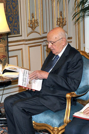 Consegna al Presidente della Repubblica, Giorgio Napolitano, del primo numero dell’Annuario Italiano dei Diritti Umani, Palazzo del Quirinale, Roma, 30 novembre 2011