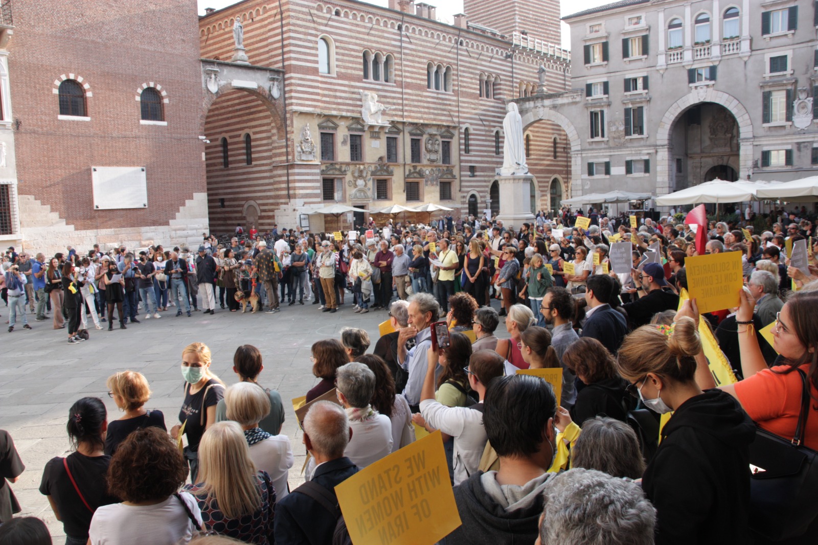 A settembre 2022 abbiamo organizzato una grande manifestazione in Piazza dei Signori a Verona (circa 400-500 persone presenti) per manifestare contro le violenze perpetuate dalle autorità della Repubblica Islamica dell'Iran nei confronti di manifestanti pacifici e in solidarietà con tutte le donne iraniane.