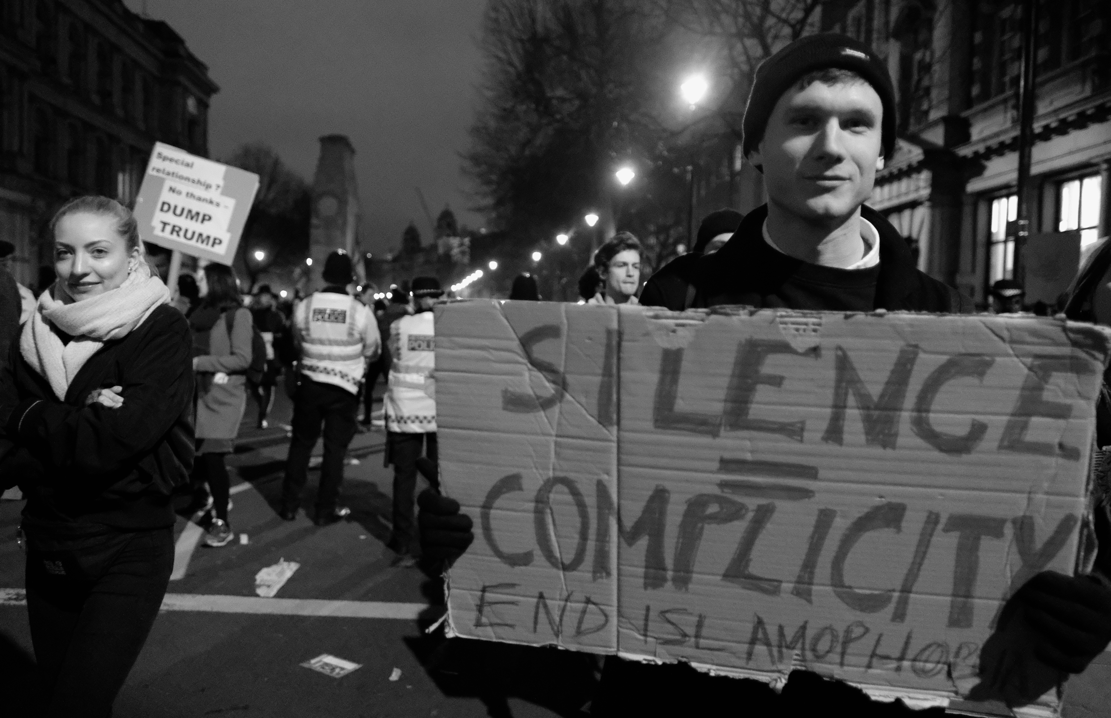 Migliaia di manifestanti armati di cartelli hanno riempito gran parte di Whitehall davanti a Downing Street.