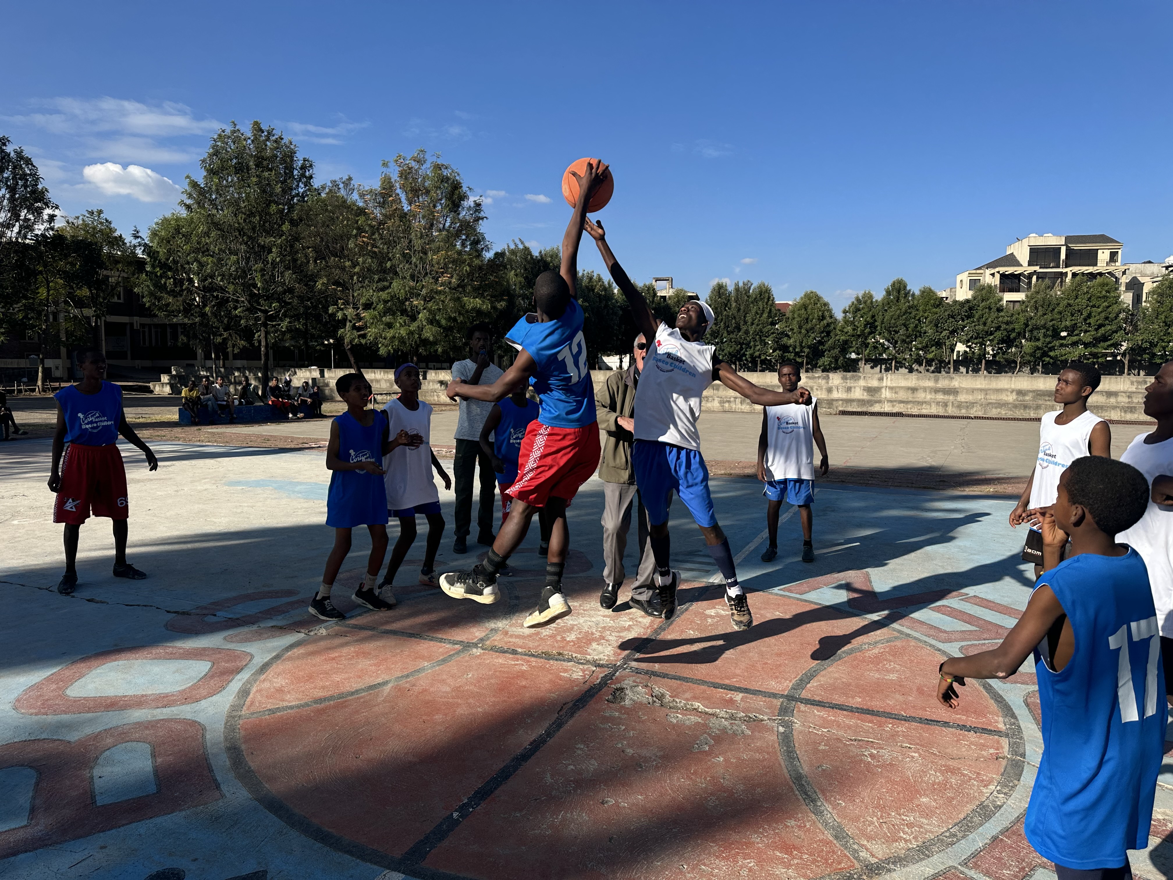 Lo sport è vita. SPORTisLIFE project è una medicina che unisce e rafforza la socialità. Il basket è lo sport preferito dai ragazzi di strada di Addis Abeba da quando 10 anni fa abbiamo iniziato i nostri corsi.