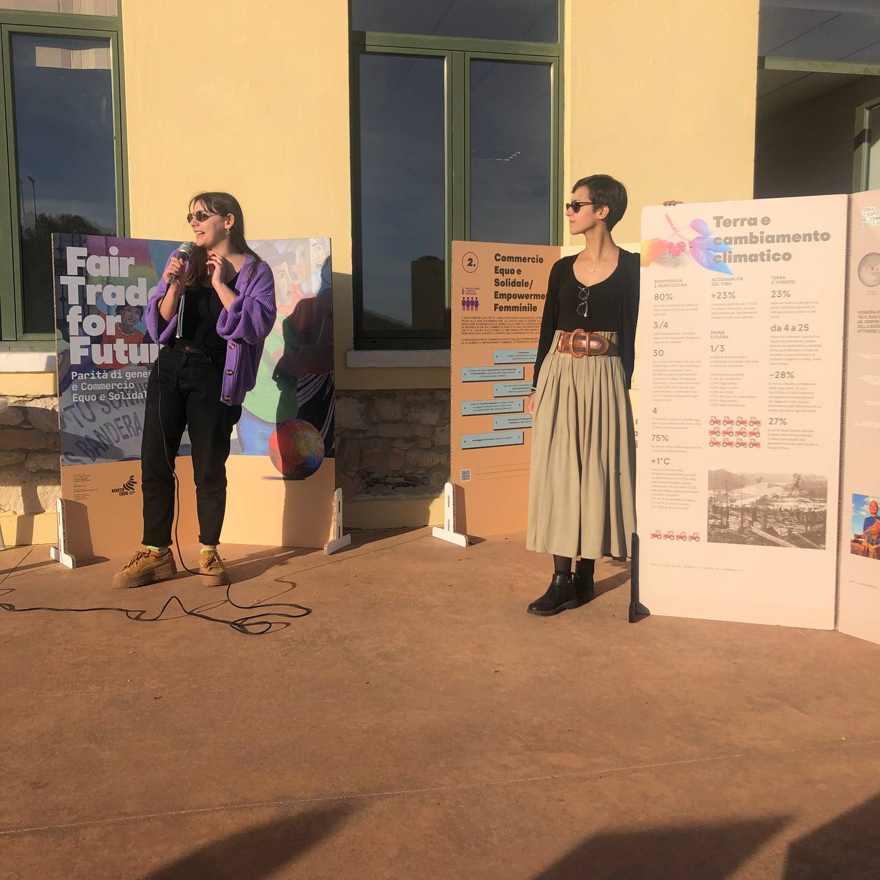 Giornata di formazione volontari in cui le volontarie di Servizio Civile illustrano la mostra dal titolo “Fair Trade for Future” sul tema dei cambiamenti climatici e il gender gap, in relazione al commercio equo e solidale.