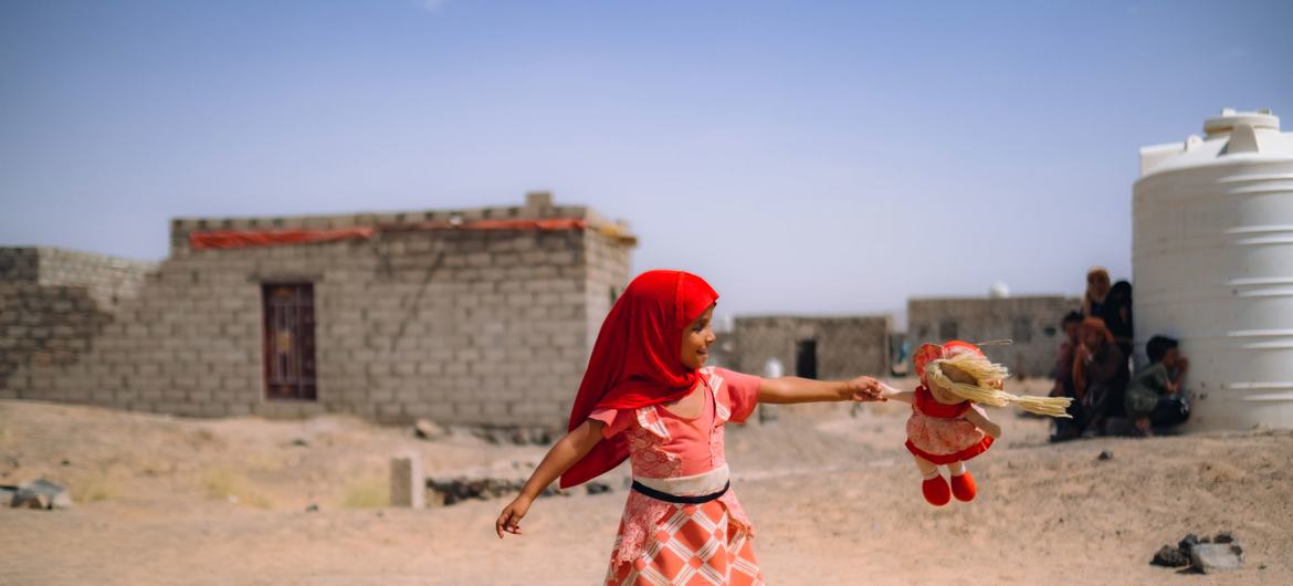 UN News: Una bambina gioca nel campo di Al-Jufaina per sfollati a Marib, nello Yemen.