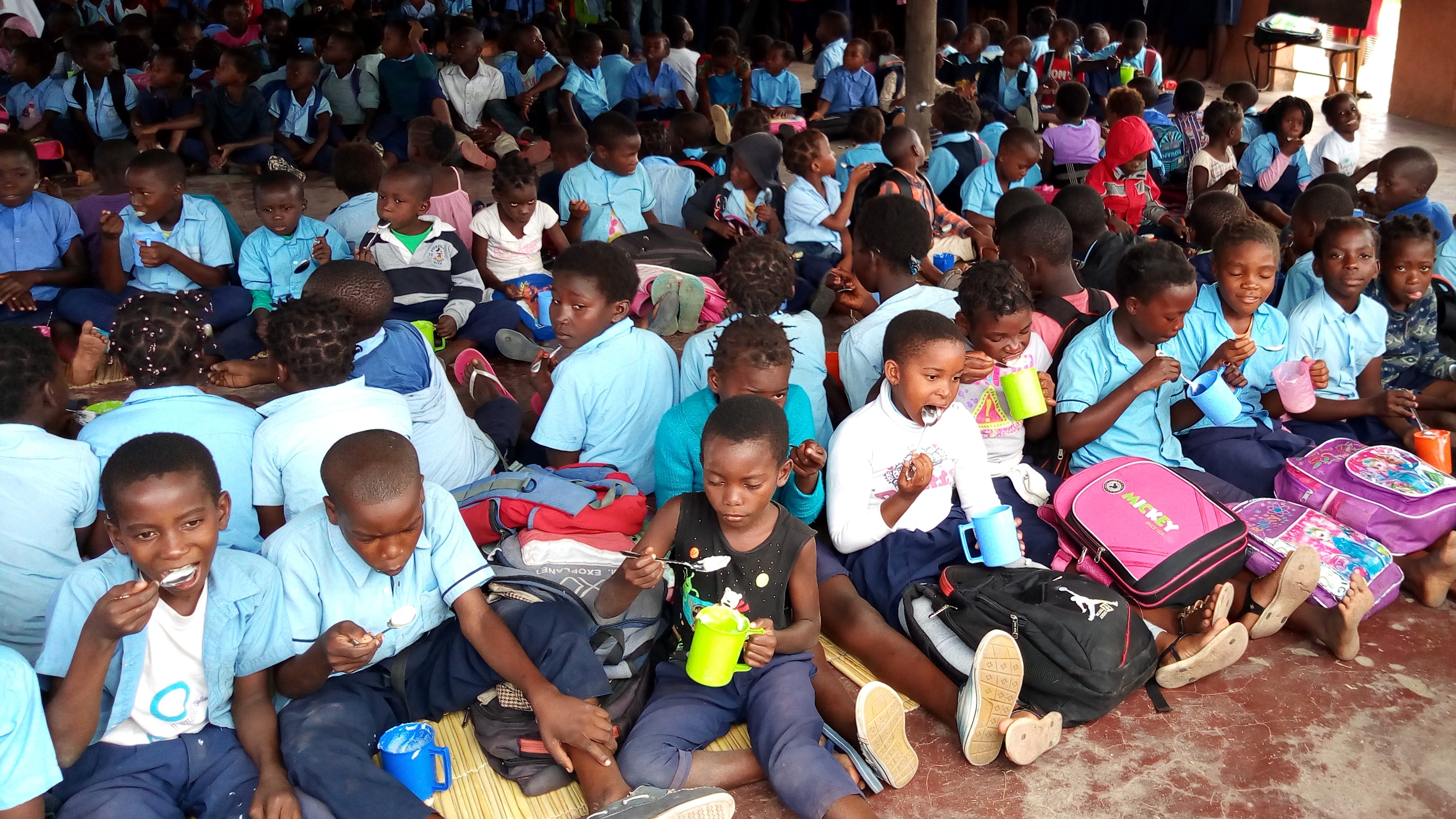 Pasto caldo a scuola per i bambini, Mozambico