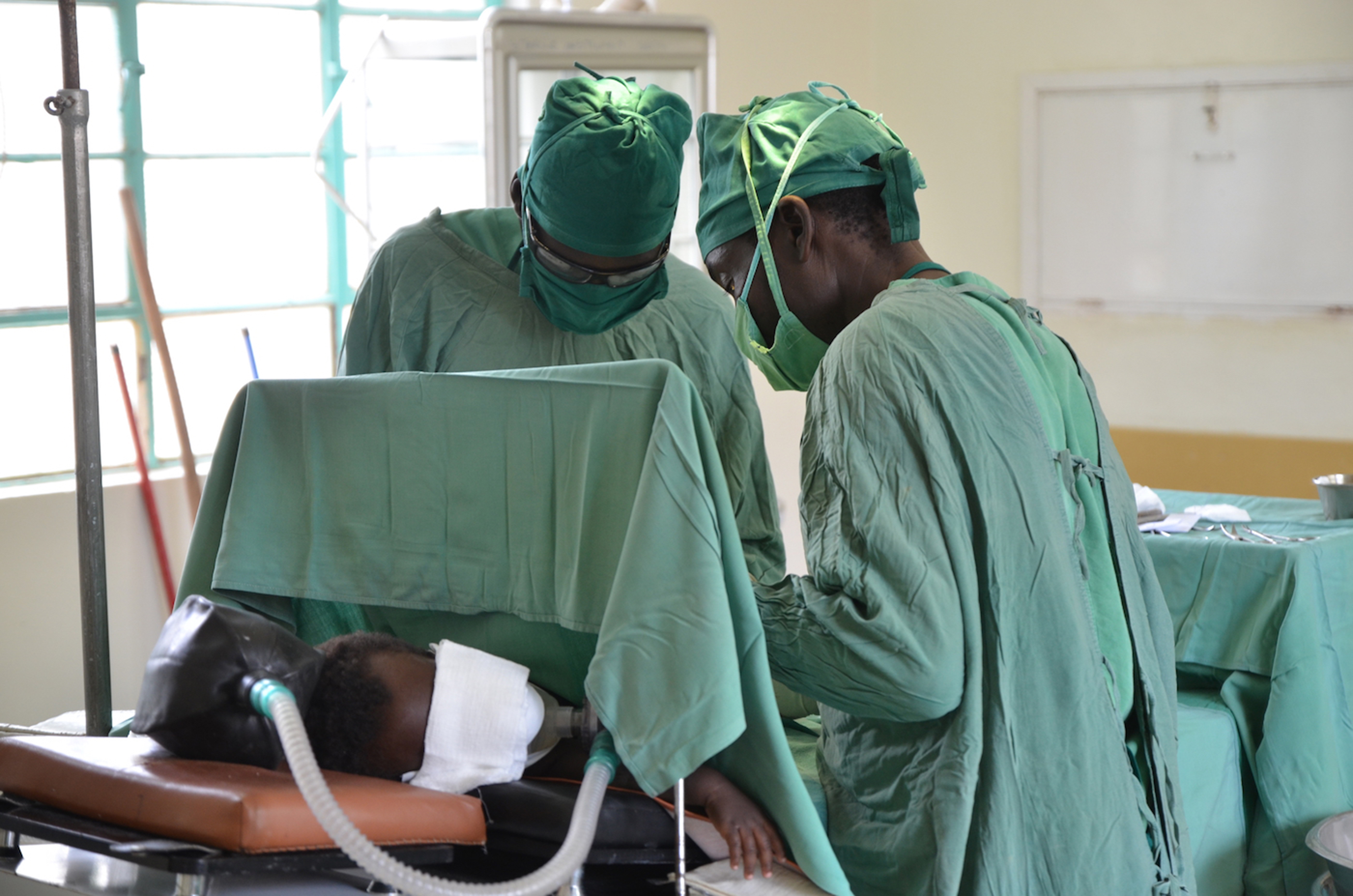 (Operazione chirurgica) Lo staff dell'ospedale è tutto locale e lavora al meglio delle sue possibilità nonostante le limitate risorse a disposizione.