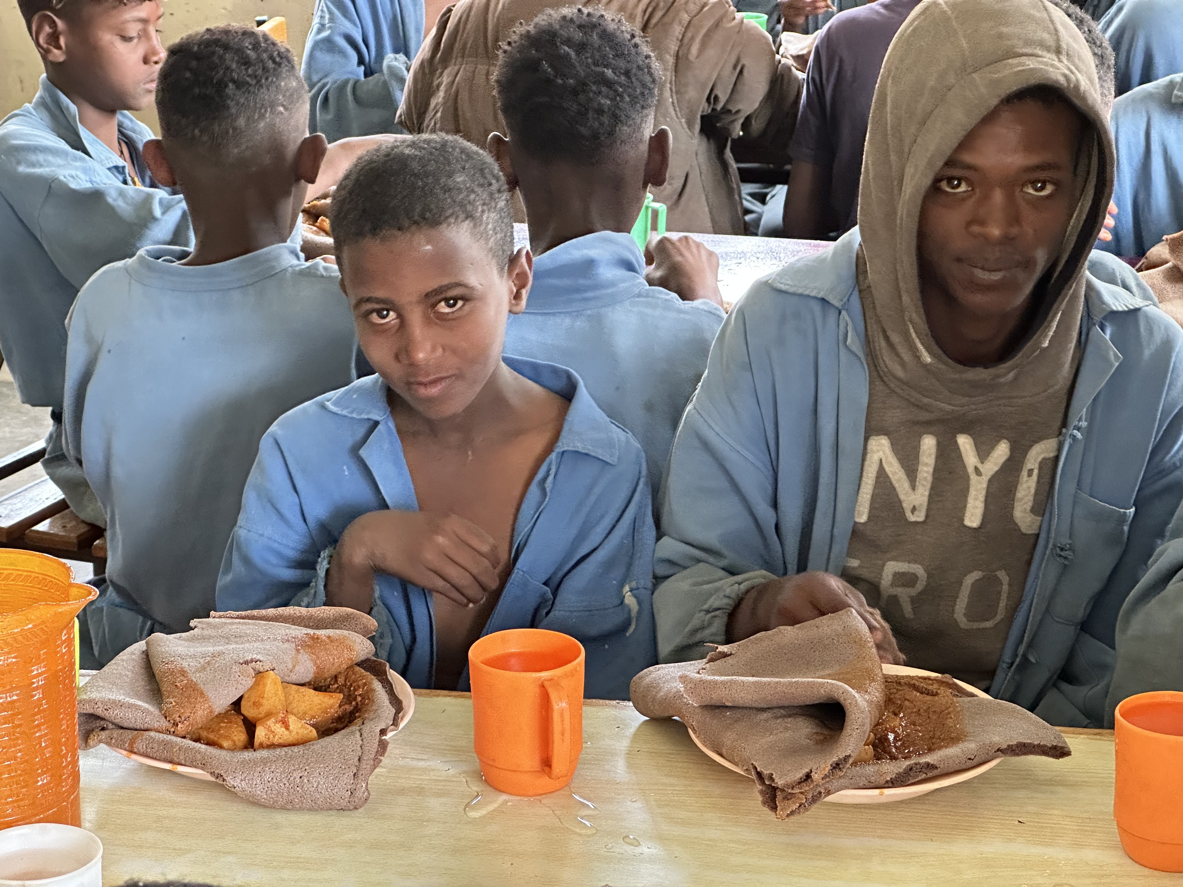 Ogni giorno la mensa della comunità prepara per 100 e più ragazzi la colazione, il pranzo e la cena. La malnutrizione è uno dei grandi problemi dei ragazzi che arrivano sulle strade della capitale giovanissimi fuggendo dai villaggi rurali dove le famiglie poverissime non possono garantirgli il cibo per la loro crescita.