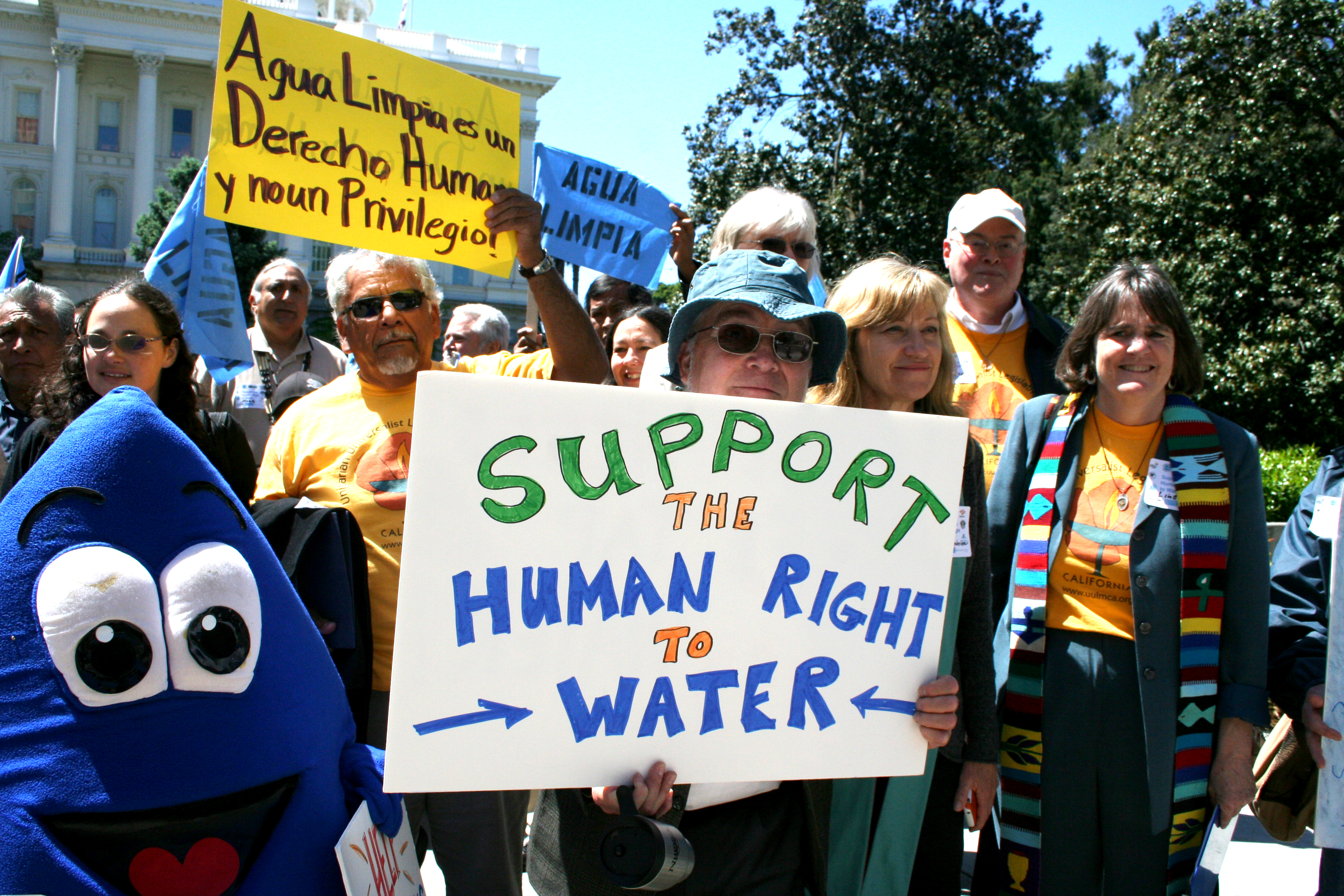 Sign in which is written "Water is a human rights".