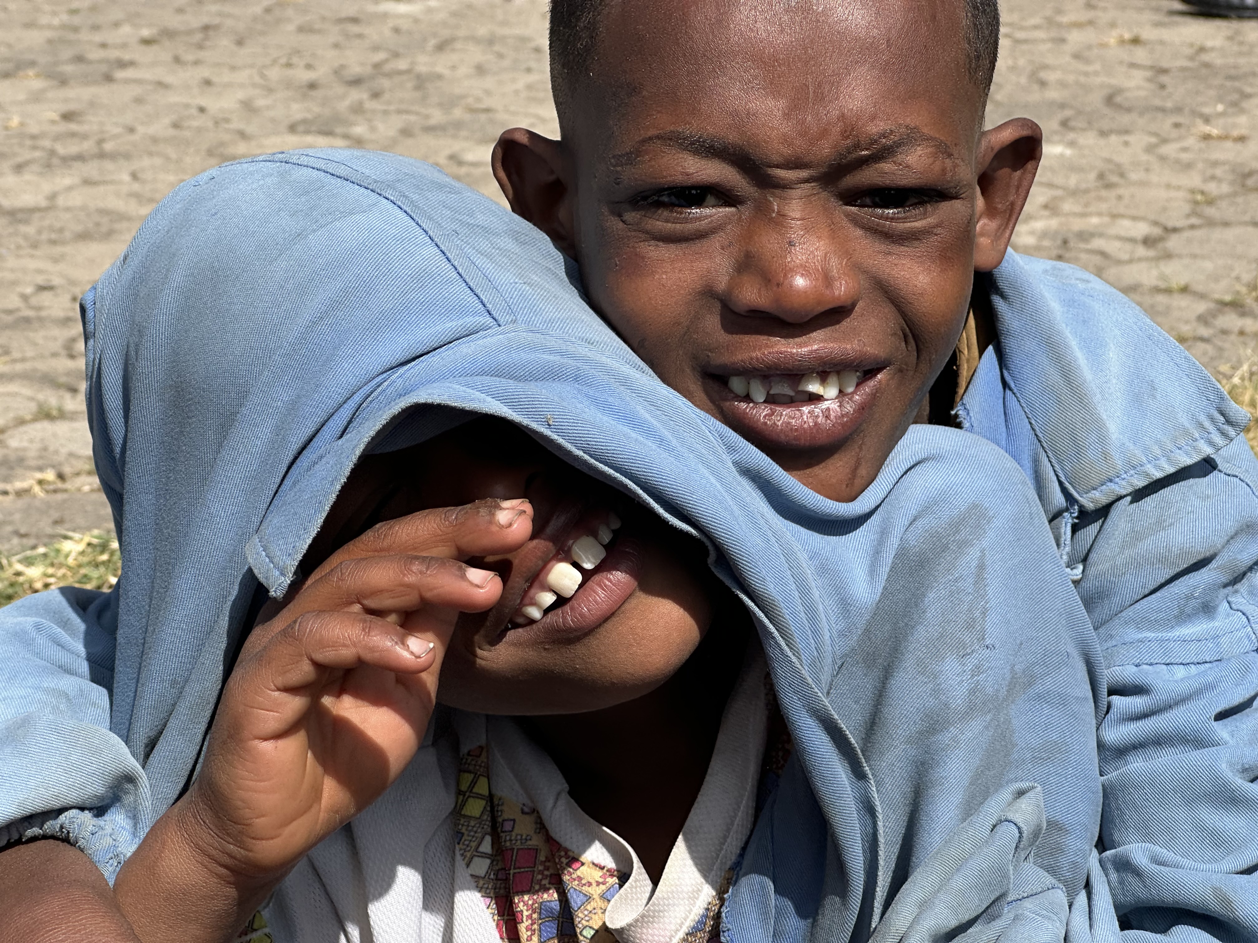 Ogni giorno la mensa della comunità prepara per 100 e più ragazzi la colazione, il pranzo e la cena. La malnutrizione è uno dei grandi problemi dei ragazzi che arrivano sulle strade della capitale giovanissimi fuggendo dai villaggi rurali dove le famiglie poverissime non possono garantirgli il cibo per la loro crescita.