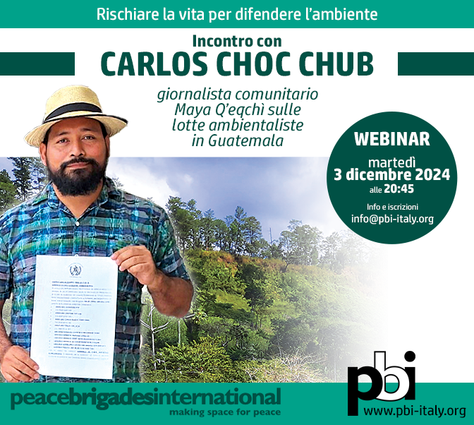 Immagine di promozione del webinar con Carlos Choc Chub, giornalista comunitario Maya Q'eqchì sulle lotte ambientaliste in Guatemala. La sua fotografia a mezzo busto è in primo a piano a sinistra, sullo sfondo si intravede un paesaggio boschivo. Sulla destra un riquadro circolare verde scuro contiene le informazioni relative all'evento. In basso a destra c'è il logo di Peace Brigades International e a sinistra la scritta "peacebrigadesinternational making space for peace".