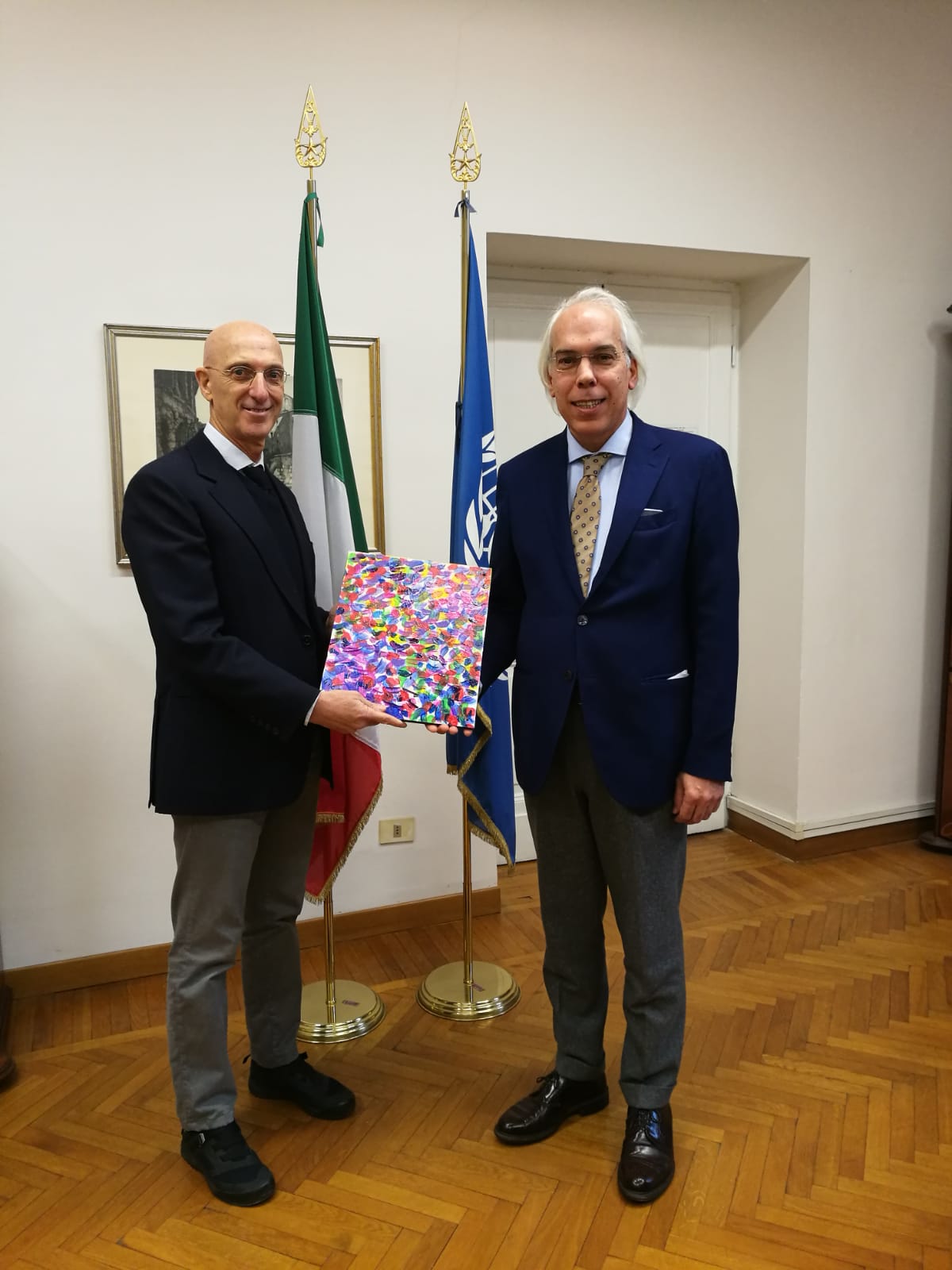 Il_prof_Mascia_consegna_al_Segretario_della_CNI_Vicenti_la_tavoletta_delle_Scuole_Quadrifoglio_e_Rosmini