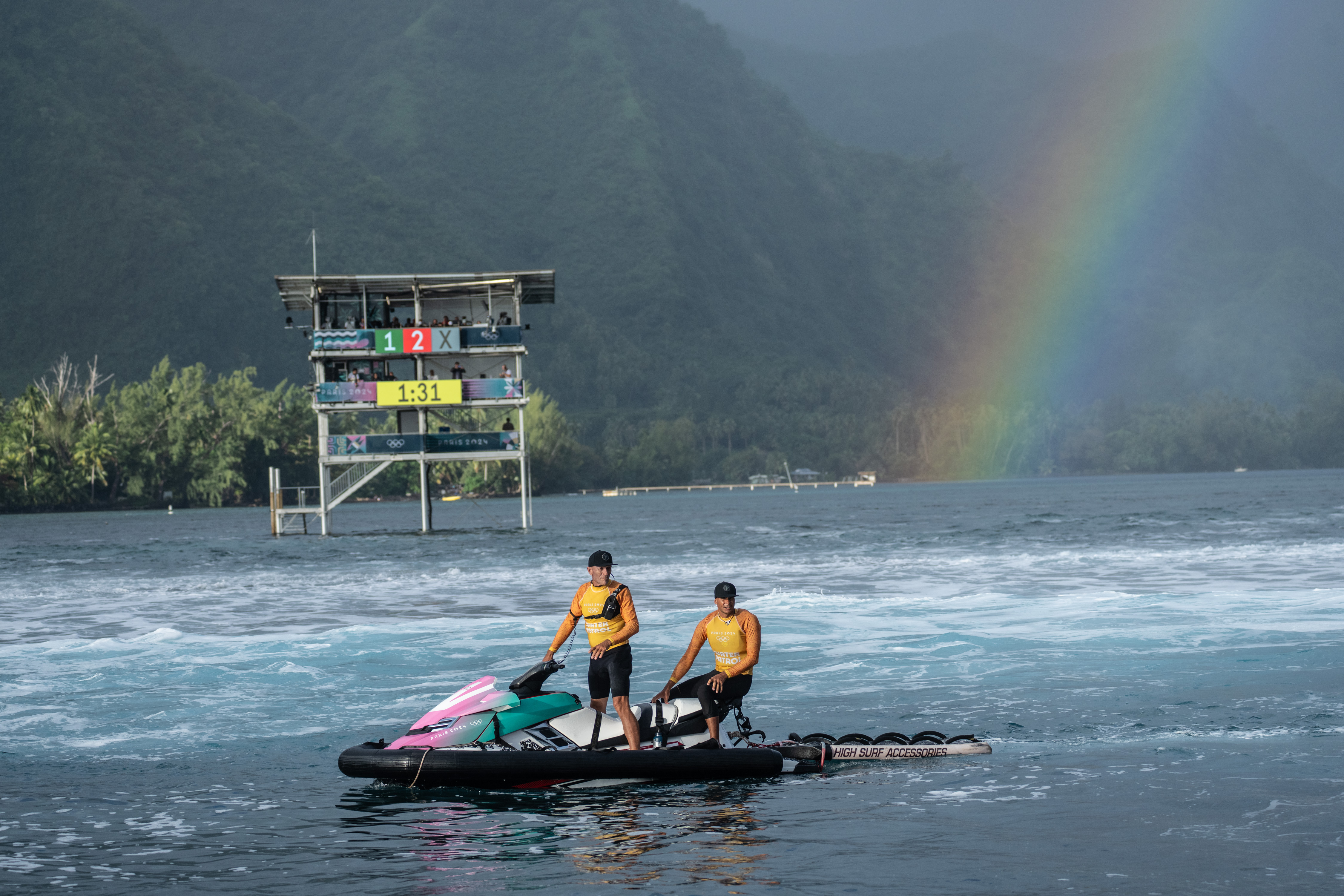 Scattata dal fotografo di surf di fama mondiale Tim McKenna, questa immagine costituisce una testimonianza visiva dell'intreccio tra lo sport globale e l'ecologia locale. La torre, pur essendo un capolavoro di ingegneria moderna progettato per la trasmissione delle Olimpiadi del 2024, si erge come un monolite controverso nel fragile «Mana» delle acque tahitiane. Rappresenta la dimensione visibile di una lotta ambientale invisibile, segnando il punto esatto in cui le tradizionali strutture in legno sono state sostituite dall'intervento industriale.