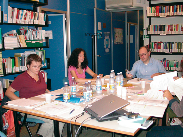 Riunione tra i partner del Progetto Daphne "Human Rights and Trafficking in Women and Young People in Europe. An Educational Toolkit for Teachers and Students", settembre 2006. Nella foto da sinistra: Joanna Garnier, Dina Nachbaur, Paolo De Stefani al tavolo di lavoro all'interno della Biblioteca del Centro Diritti Umani.