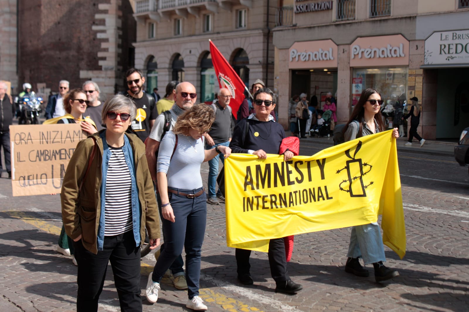 il 23 marzo 2024, con altre associazioni locali, abbiamo organizzato un corteo per porre l'attenzione sul cambiamento climatico e, in seguito, organizzato un'assemblea popolare dove è stato possibile confrontarci sul cambiamento climatico e su come questo possa violare i diritti umani.