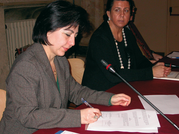 Firma del protocollo d'intesa tra il Centro Diritti Umani e la Regione del Veneto sulla scuola, Padova, Palazzo del Bo, 14 febbraio 2008. Nella foto: Carmela Palumbo, Direttore Generale dell'Ufficio Scolastico Regionale per il Veneto e Marialuisa Coppola, Assessore Regionale alle Relazioni Internazionali, ai Diritti Umani e alla Cooperazione.