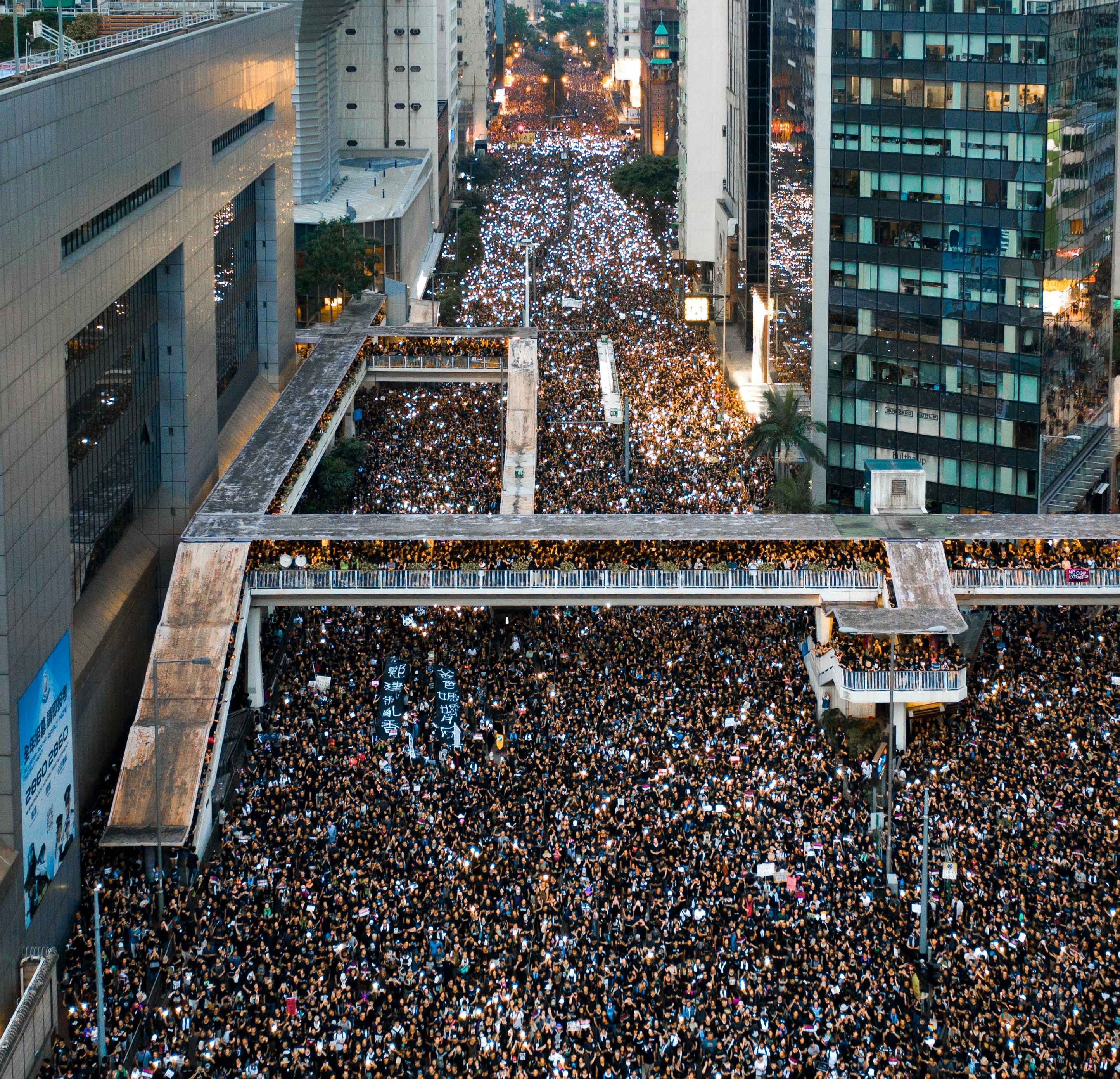 persone che camminano per strada durante la notte
